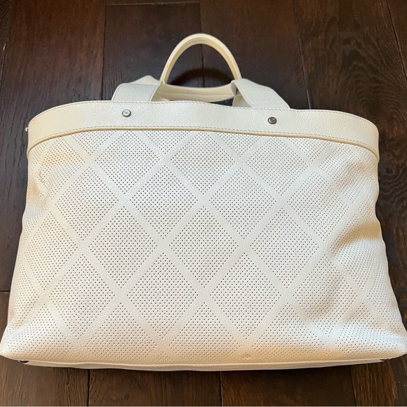 Authentic Chanel Leather Tote in Excellent Condition - Picture 4 of 14